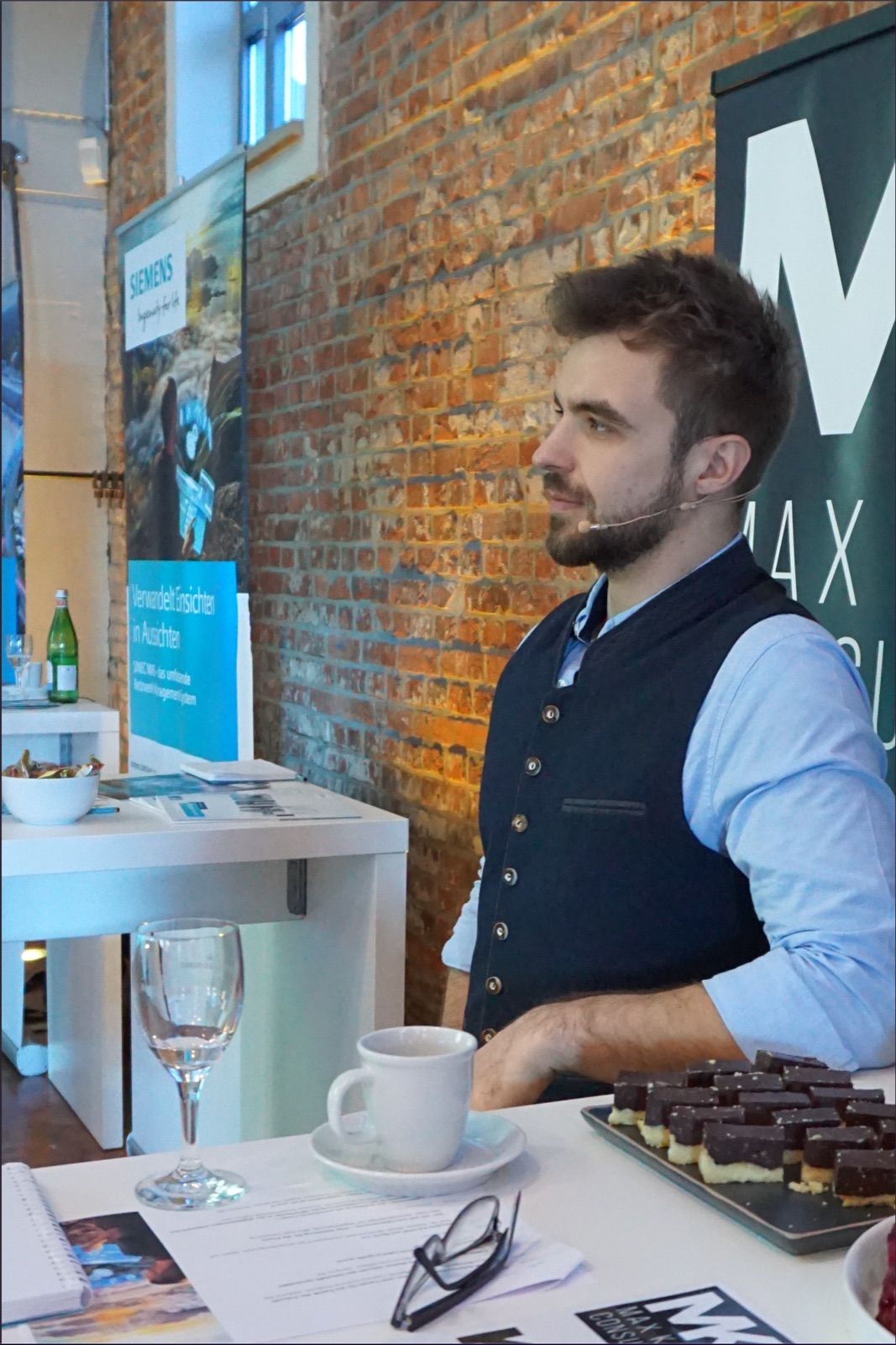 Max mit Headset während eines Vortrags